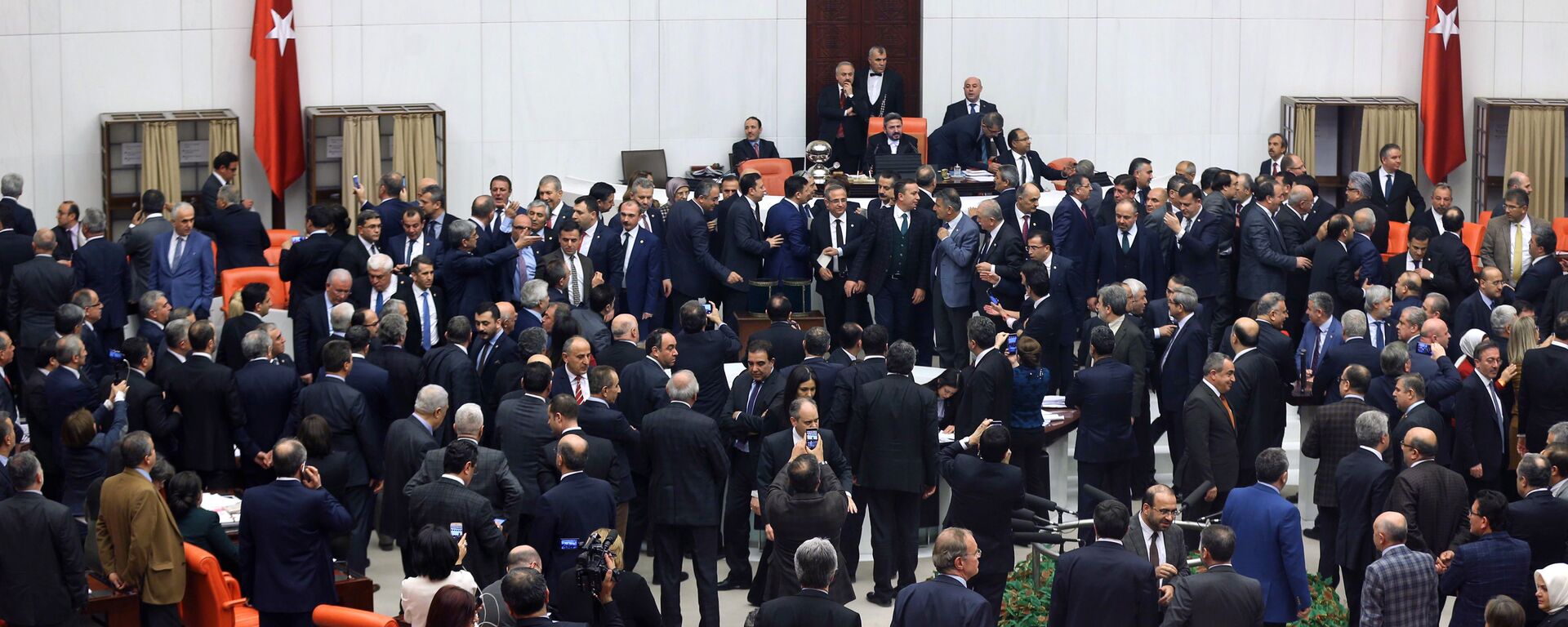 Turkish lawmakers cast their votes during a debate for a proposal for change in the constitution on January 10, 2017 at the Turkish parliament in Ankara. Turkey's parliament on January 9, 2017 began debating a controversial new draft constitution aimed at expanding the powers of the presidency under Recep Tayyip Erdogan - Sputnik International, 1920, 06.04.2023
