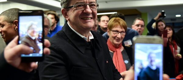 Supporters take pictures with their mobile phone of candidate of the far left coalition La France insoumise for the 2017 France's presidential elections, Jean-Luc Melenchon (C), at the end a public meeting, on January 11, 2017, in Le Mans, northwestern France - Sputnik International
