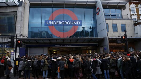Commuters queue outside Brixton tube station in London, Britain January 10, 2017 - Sputnik International