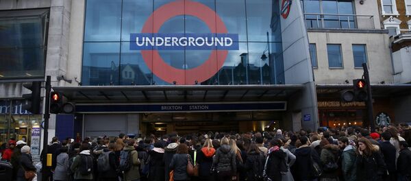 Commuters queue outside Brixton tube station in London, Britain January 10, 2017 - Sputnik International