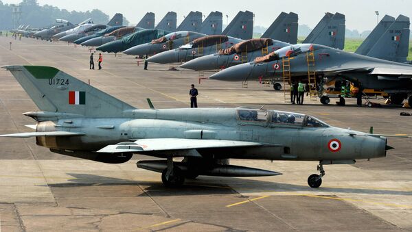 An Indian Air Force (IAF) MIG-21 passes near Sukhoi-30 fighter jets before a drill for Air Force Day celebrations in Kalikunda IAF airbase around 170 km west of Kolkata on September 29, 2011 - Sputnik International