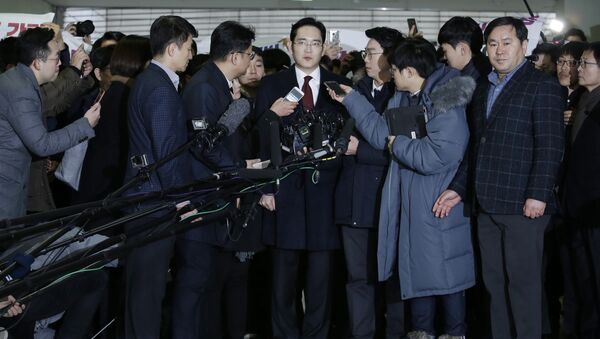 Lee Jae-yong (C) vice chairman of Samsung Electronics, arrives to be questioned as a suspect in a corruption scandal that led to the impeachment of President Park Geun-Hye, at the office of the independent counsel in Seoul on January 12, 2017 - Sputnik International
