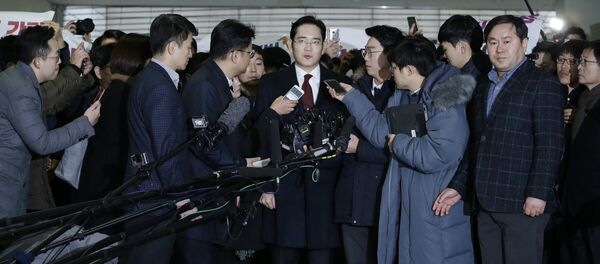 Lee Jae-yong (C) vice chairman of Samsung Electronics, arrives to be questioned as a suspect in a corruption scandal that led to the impeachment of President Park Geun-Hye, at the office of the independent counsel in Seoul on January 12, 2017 - Sputnik International