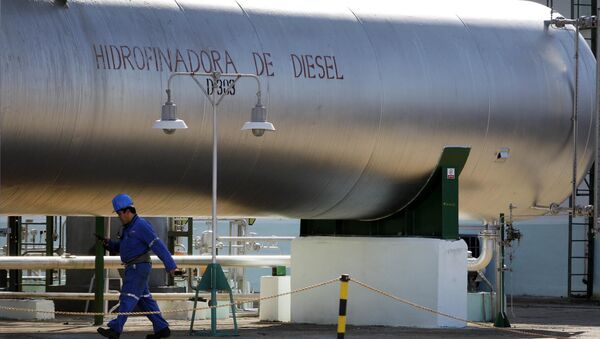 Francisco Otero, 41, walks inside the Camilo Cienfuegos oil refinery in Cienfuegos, Cuba (File) - Sputnik International