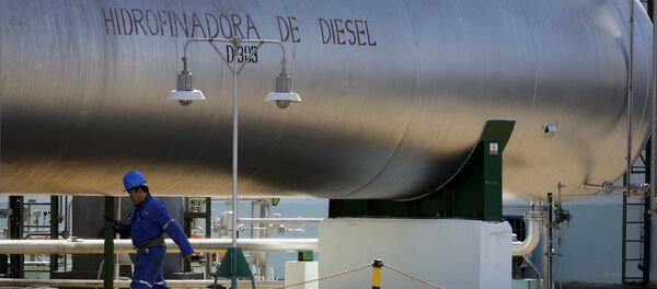 Francisco Otero, 41, walks inside the Camilo Cienfuegos oil refinery in Cienfuegos, Cuba (File) - Sputnik International