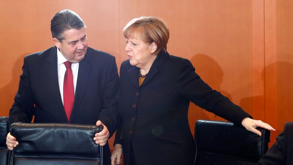 German Economy Minister Sigmar Gabriel and Chancellor Angela Merkel attend a cabinet meeting at the Chancellery in Berlin, Germany, January 11, 2017 - Sputnik International