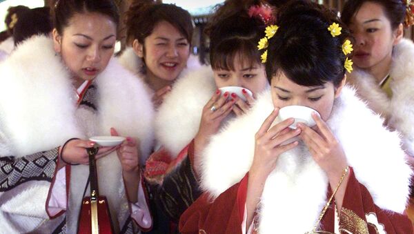 Tour bus guides clad in kimono drink sake after praying at Meiji Shrine to celebrate their coming of age in Tokyo (File) - Sputnik International