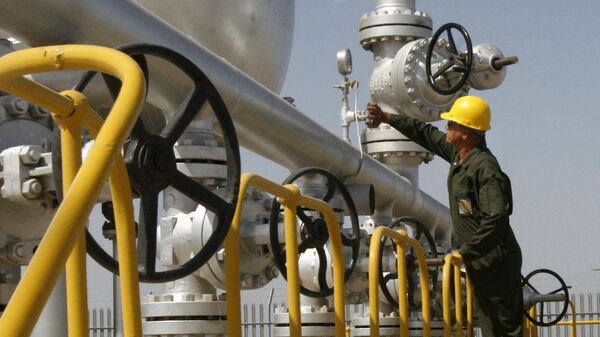  Iranian oil technician checks the oil separator facilities in Azadegan oil field, near Ahvaz, Iran (File) - Sputnik International