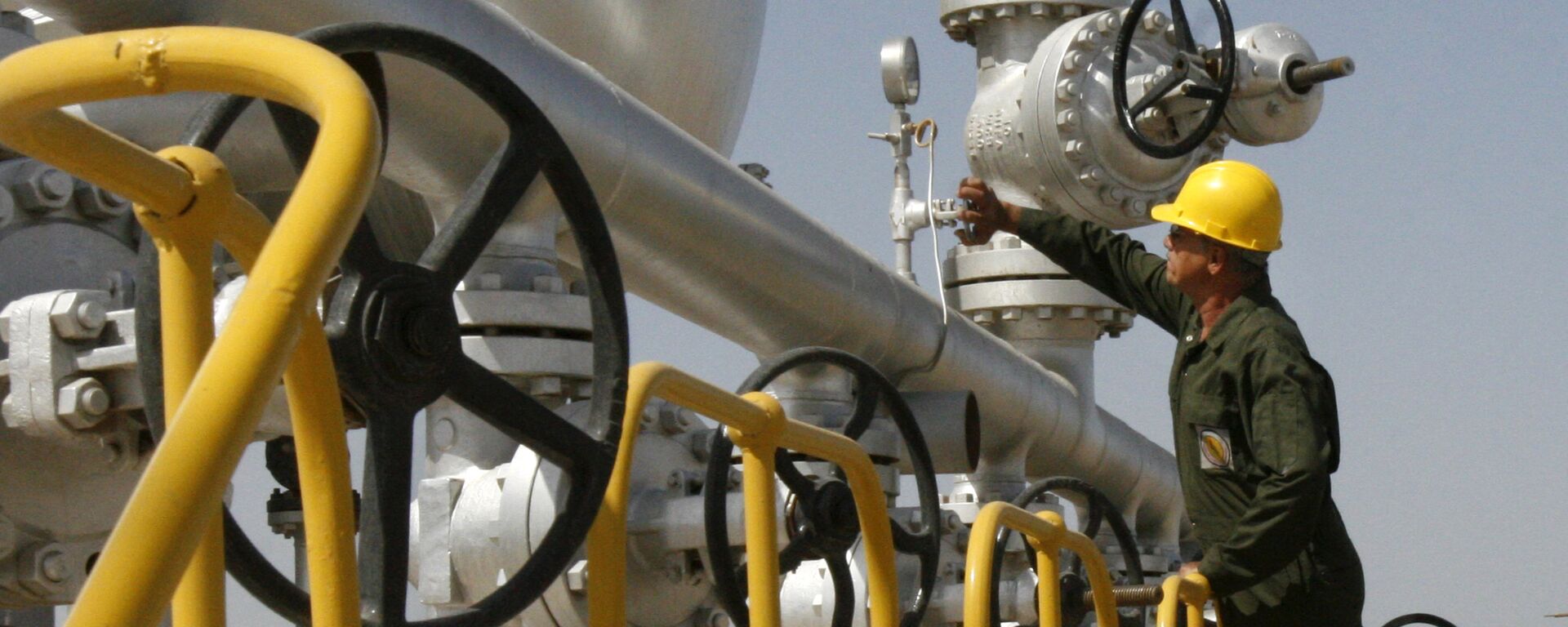  Iranian oil technician checks the oil separator facilities in Azadegan oil field, near Ahvaz, Iran (File) - Sputnik International, 1920, 31.05.2021