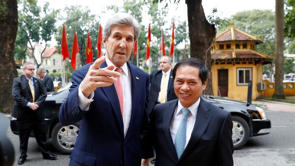 Secretary of State John Kerry, left, arrives with Acting Foreign Minister Bui Thanh Son, at the Ministry of Foreign Affairs, before their meeting Friday, Jan. 13, 2017 in Hanoi, Vietnam - Sputnik International