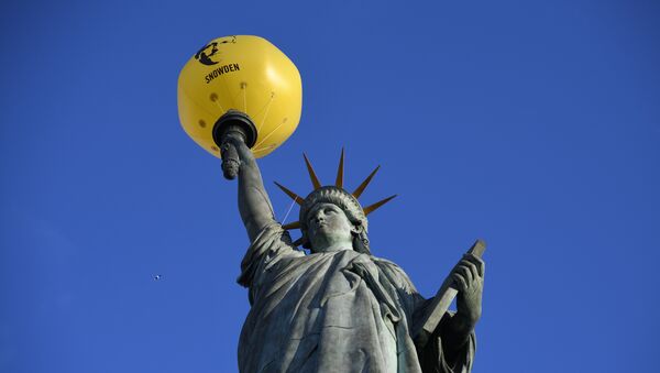 A balloon bearing the effigy of former US intelligence contractor and whistle blower Edward Snowden is seen attached to the Statue of Liberty replica by French sculptor Auguste Bartholdi (1834-1904) during an action organized by human rights organisation Amnesty International (AI) asking outgoing President Barack Obama to pardon him, on January 13, 2017 in Paris - Sputnik International