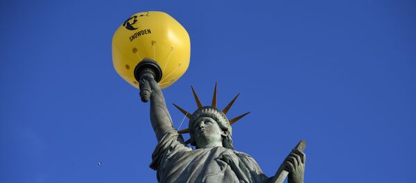 A balloon bearing the effigy of former US intelligence contractor and whistle blower Edward Snowden is seen attached to the Statue of Liberty replica by French sculptor Auguste Bartholdi (1834-1904) during an action organized by human rights organisation Amnesty International (AI) asking outgoing President Barack Obama to pardon him, on January 13, 2017 in Paris - Sputnik International