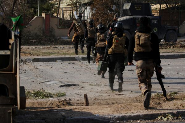 Iraqi Special Operations Forces (ISOF) run with their weapons during clashes with Islamic State militants in frontline near university of Mosul, Iraq, January 13, 2017 Iraqi Special Operations Forces (ISOF) run with their weapons during clashes with Islamic State militants in frontline near university of Mosul, Iraq, January 13, 2017 - Sputnik International