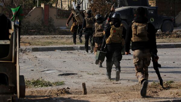 Iraqi Special Operations Forces (ISOF) run with their weapons during clashes with Islamic State militants in frontline near university of Mosul, Iraq, January 13, 2017 - Sputnik International