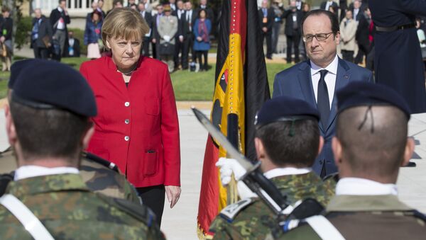 French President Francois Hollande (R) and German Chancellor Angela Merkel review a military honour guard during a welcoming ceremony prior to the 18th Franco-German cabinet meeting in Metz, eastern France, on April 7, 2016. - Sputnik International