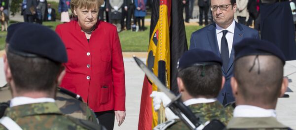 French President Francois Hollande (R) and German Chancellor Angela Merkel review a military honour guard during a welcoming ceremony prior to the 18th Franco-German cabinet meeting in Metz, eastern France, on April 7, 2016. French President Francois Hollande (R) and German Chancellor Angela Merkel review a military honour guard during a welcoming ceremony prior to the 18th Franco-German cabinet meeting in Metz, eastern France, on April 7, 2016. - Sputnik International
