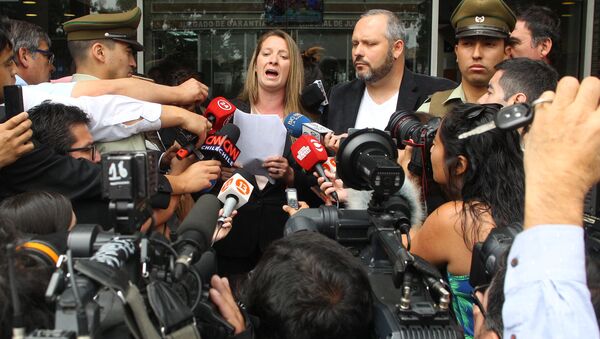 Natalia Compagnon (C), daughter-in-law of Chilean President Michelle Bachelet, accompanied by her husband Sebastian Davalos Bachelet, talks to the media outside a court in Rancagua city, December 16, 2016 - Sputnik International