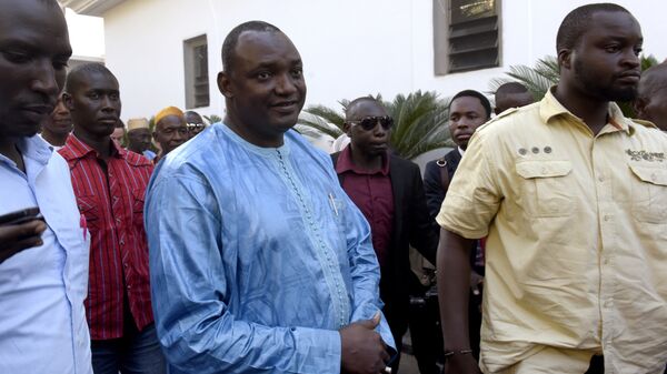 Gambian president-elect Adama Barrow (C), flanked by his supporters arrives at a hotel in Banjul, for a meeting with four African heads of state on December 13, 2016 - Sputnik International