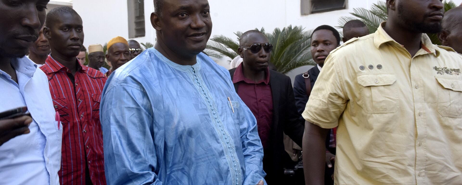 Gambian president-elect Adama Barrow (C), flanked by his supporters arrives at a hotel in Banjul, for a meeting with four African heads of state on December 13, 2016 - Sputnik International, 1920, 08.10.2022