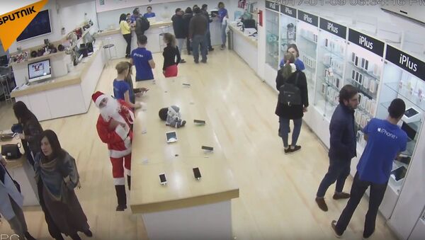 Santa Steals A Laptop From A Store - Sputnik International