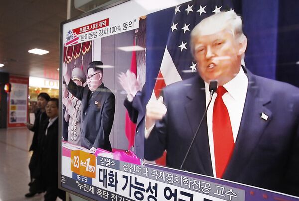 A TV screen shows pictures of U.S. President-elect Donald Trump, right, and North Korean leader Kim Jong Un, at the Seoul Railway Station in Seoul, South Korea, Thursday, Nov. 10, 2016 - Sputnik International