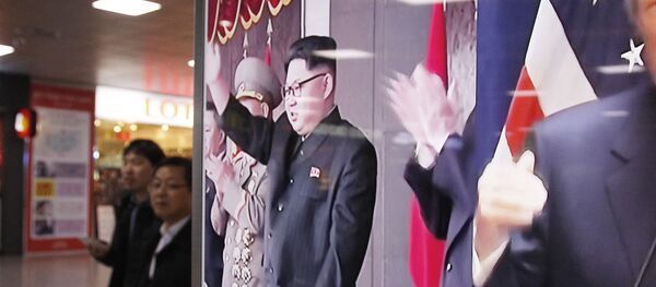 A TV screen shows pictures of U.S. President-elect Donald Trump, right, and North Korean leader Kim Jong Un, at the Seoul Railway Station in Seoul, South Korea, Thursday, Nov. 10, 2016 - Sputnik International