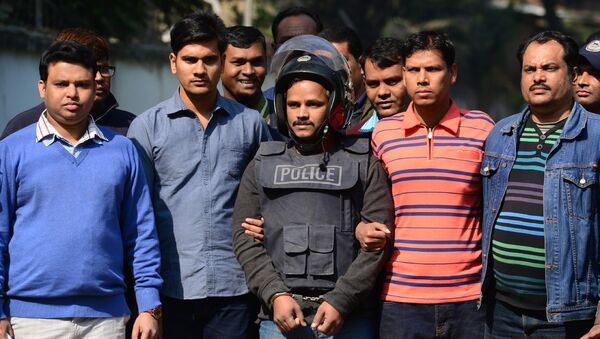 Bangladesh police escort alleged Islamist militant Jahangir Alam (C) in Dhaka on January 14, 2017, after his arrest in connection with an attack on the Holey Artisan Bakery attack last year - Sputnik International
