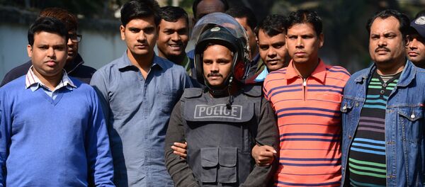 Bangladesh police escort alleged Islamist militant Jahangir Alam (C) in Dhaka on January 14, 2017, after his arrest in connection with an attack on the Holey Artisan Bakery attack last year - Sputnik International