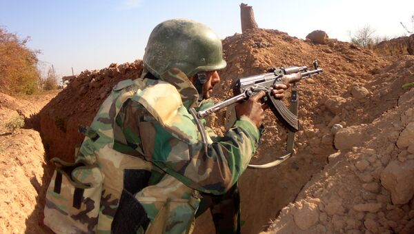 A Syrian army soldier takes aim in the government sector of the town of Houwayqa, which is besieged by Islamic State (IS) group jihadists, in the northeastern Syrian city of Deir Ezzor (File) - Sputnik International