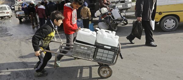 Syrians fill plastic containers with water provided by the Syrian Arab Red Crescent in the capital Damascus on January 10, 2017 Syrians fill plastic containers with water provided by the Syrian Arab Red Crescent in the capital Damascus on January 10, 2017 - Sputnik International