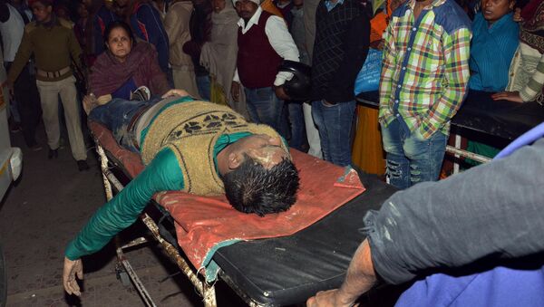 The body of a man, who died after a boat capsized, is wheeled to a hospital in the eastern city of Patna, India, January 14, 2017 - Sputnik International