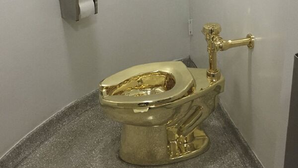 A fully functioning solid gold toilet, made by Italian artist Maurizio Cattelan, is going into public use at the Guggenheim Museum in New York - Sputnik International