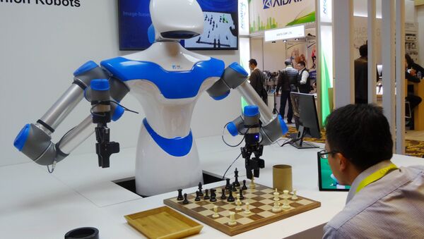 A robot developed by Taiwan engineers moves chess pieces on a board against an opponent, ,at the 2017 Consumer Electronic Show (CES) in Las Vegas, Nevada - Sputnik International