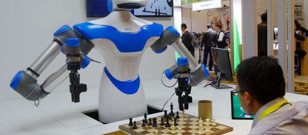 A robot developed by Taiwan engineers moves chess pieces on a board against an opponent, ,at the 2017 Consumer Electronic Show (CES) in Las Vegas, Nevada - Sputnik International