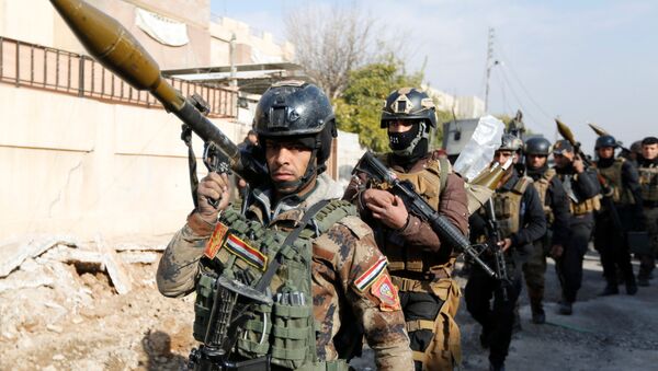 Iraqi Special Operations Forces (ISOF) carry weapons during clashes with Islamic State militants in frontline near university of Mosul, Iraq, January 13, 2017. - Sputnik International