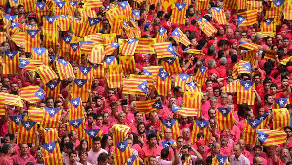 People showing 'Esteladas' (pro-independence Catalan flags) during the XXVI human towers, or 'castells', competetion in Tarragona on October 2, 2016. - Sputnik International