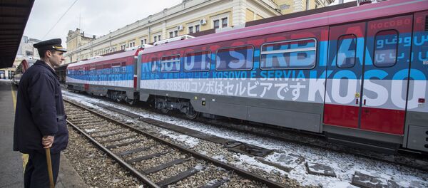 A local station worker looks on at the main railway station in Belgrade on January 14, 2017. - Sputnik International