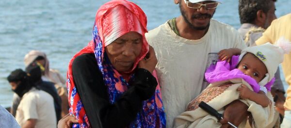 Yemenis walk on a beach of Aden's Tawahi neighbourhood on May 6, 2015 as civilians are trying to escape by sea the ongoing fighting. Yemenis walk on a beach of Aden's Tawahi neighbourhood on May 6, 2015 as civilians are trying to escape by sea the ongoing fighting. - Sputnik International