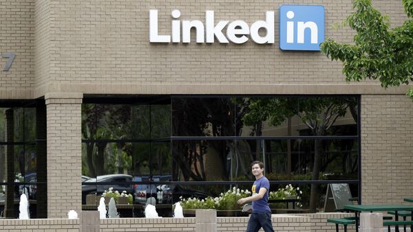 Man walks past the LinkedIn headquarters in Mountain View, Calif. (File) - Sputnik International