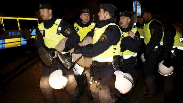 A Romani migrant is carried out by police officers from an illegal camp set up in Malmo. - Sputnik International