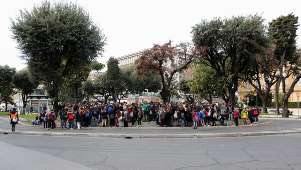 Students stand outdoors after being evacuated from their school following an earthquake in Rome, Italy, January 18, 2017.  - Sputnik International