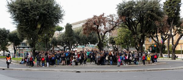 Students stand outdoors after being evacuated from their school following an earthquake in Rome, Italy, January 18, 2017. - Sputnik International