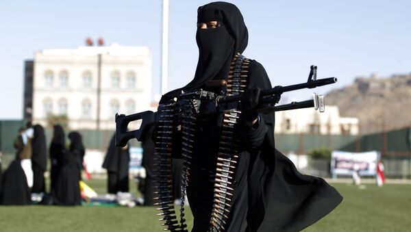 A Yemeni female fighter supporting the Shiite Huthi rebels, and carrying weapons used for ceremonial purposes, takes part in an anti-Saudi rally in the capital Sanaa - Sputnik International
