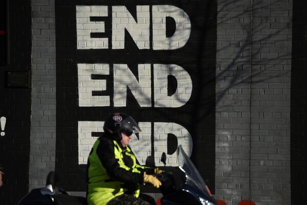 A motorbike is driven past a mural on the Falls Road a day after Northern Ireland's Deputy First Minister Martin McGuinness resigned, throwing the devolved joint administration into crisis, in Belfast Northern Ireland, January 10, 2017. A motorbike is driven past a mural on the Falls Road a day after Northern Ireland's Deputy First Minister Martin McGuinness resigned, throwing the devolved joint administration into crisis, in Belfast Northern Ireland, January 10, 2017. - Sputnik International