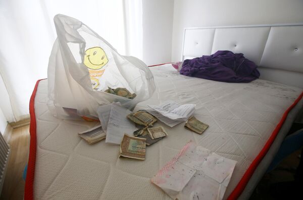 Foreign currency banknotes and various documents are seen in the bedroom of a hideout where the alleged attacker of Reina nightclub was caught by Turkish police. Foreign currency banknotes and various documents are seen in the bedroom of a hideout where the alleged attacker of Reina nightclub was caught by Turkish police. - Sputnik International