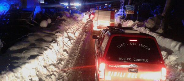 Firefighters vehicles make their way to the hotel hit by an avalanche in Farindola, Italy, early Thursday, Jan. 19, 2017 - Sputnik International