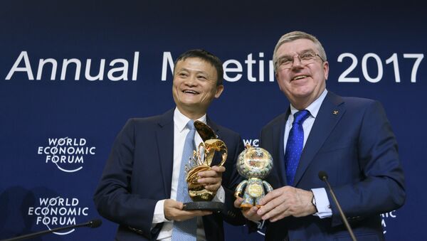 Alibaba Group Founder and Executive Chairman, China's Jack Ma (L) poses next to International Olympic Comittee (IOC) president Thomas Bach as they exchange gifts during the anouncement of a long-term partnership of Alibaba as worldwide sponsor on the sideline of the Forum's annual meeting, on January 19, 2017 in Davos - Sputnik International