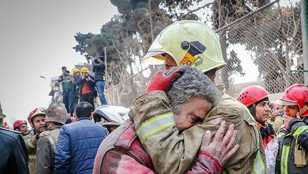 Firefighters react at the site of a collapsed high-rise building in Tehran, Iran January 19, 2017 - Sputnik International