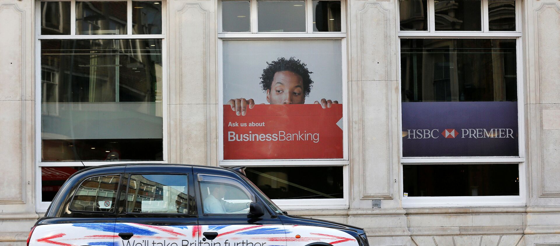 A taxi drives past a branch of HSBC bank in London, Britain, February 9, 2015. - Sputnik International, 1920, 10.07.2019