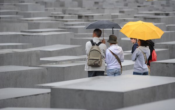 Yolocaust Gallery Mocks Disrespectful Selfie Pics at Holocaust Memorial Site - Sputnik International